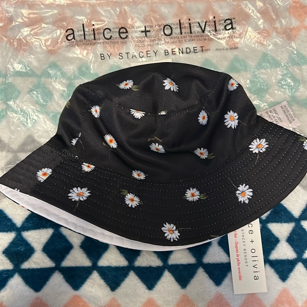 Reversible daisy bucket hat